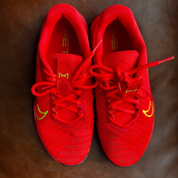 Men's Size 9 Nike Metcon 9 training shoe in Bright Crimson/Volt/Black - Picture 4 of 12
